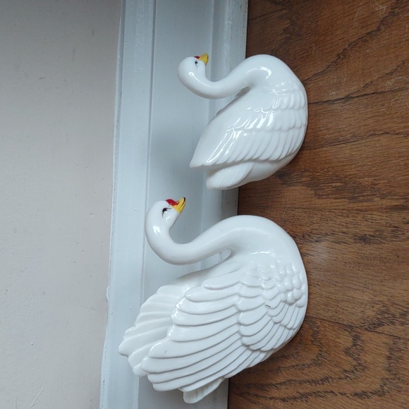 Vintage Porcelain Swan Salt and Pepper Shakers - Picture 4 of 7